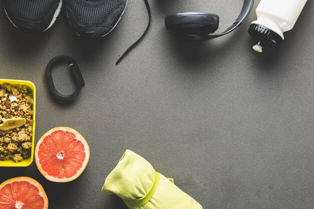 Alimentos saludables y suministros deportivos en gris