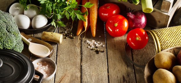 Alimentos vegetales de colores de fondo Sabrosas verduras frescas en la mesa de madera. Vista superior con espacio de copia.