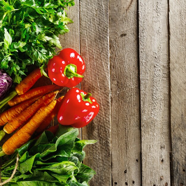 Alimentos vegetales de colores de fondo Sabrosas verduras frescas en la mesa de madera. Vista superior con espacio de copia.