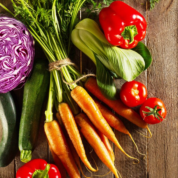 Alimentos vegetales de colores de fondo Sabrosas verduras frescas en la mesa de madera. Vista superior con espacio de copia.