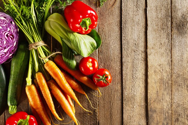 Alimentos vegetales de colores de fondo Sabrosas verduras frescas en la mesa de madera. Vista superior con espacio de copia.