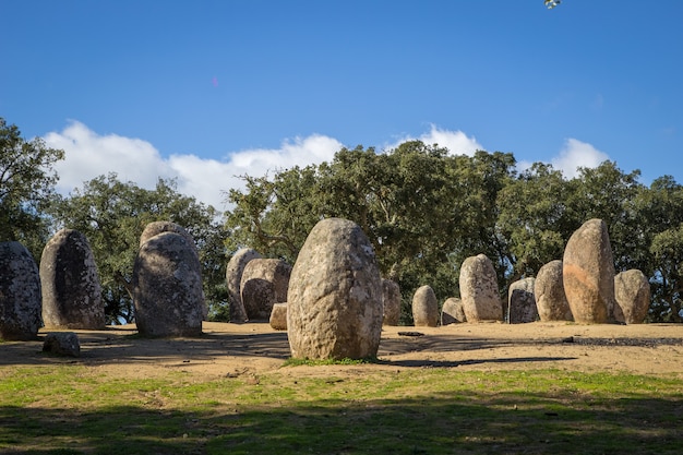 Alineación de piedras neolíticas durante el día.