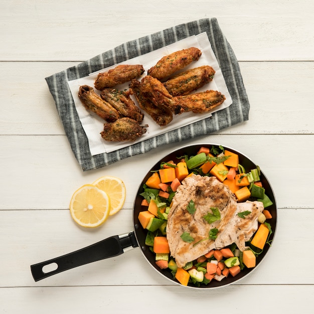 Alitas De Pollo Frito Y Filete Con Verduras