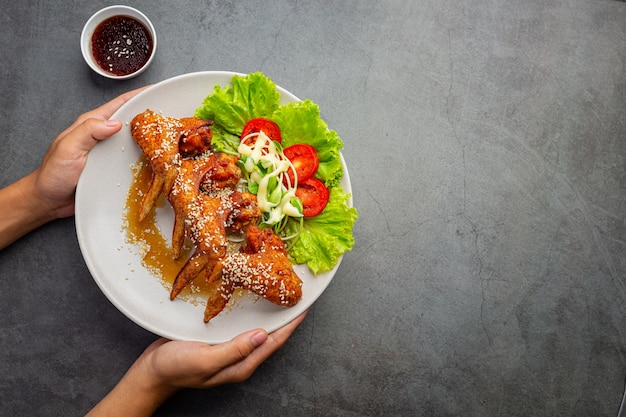 Alitas de pollo frito con salsa de pescado y salsa de pescado dulce.