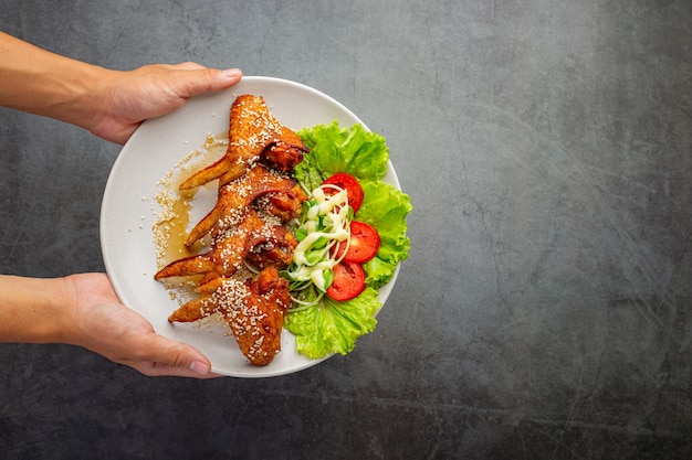 Alitas de pollo frito con salsa de pescado y salsa de pescado dulce.