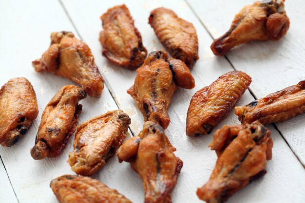 Alitas de pollo a la parrilla sobre una mesa blanca