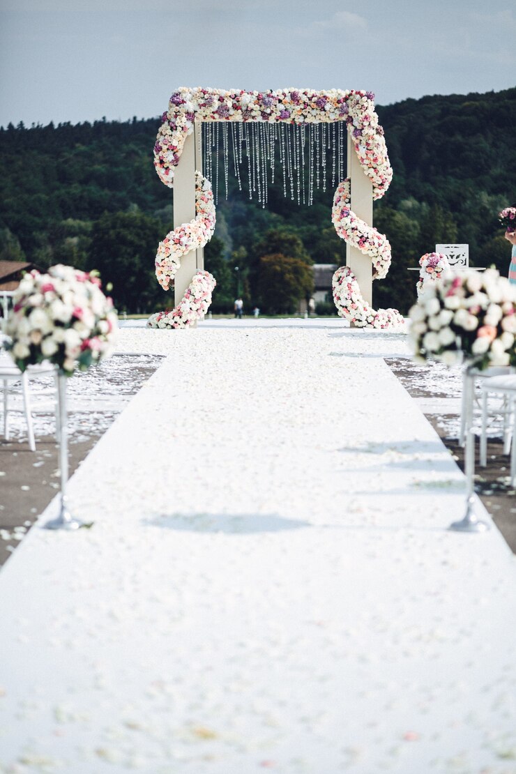 Photo Gratis "alley leading to wedding arch"