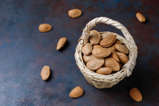 Almendras crudas frescas con cáscara.