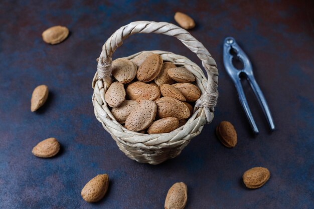 Almendras crudas frescas con cáscara.