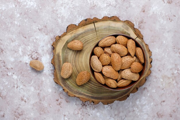 Almendras crudas frescas con cáscara.