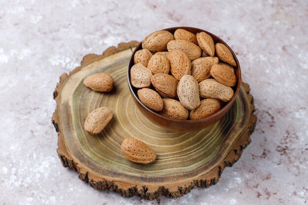 Almendras crudas frescas con cáscara.