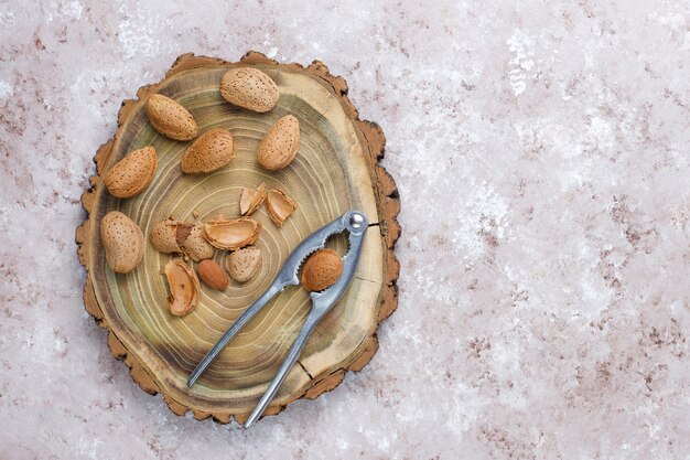 Almendras crudas frescas con cáscara.