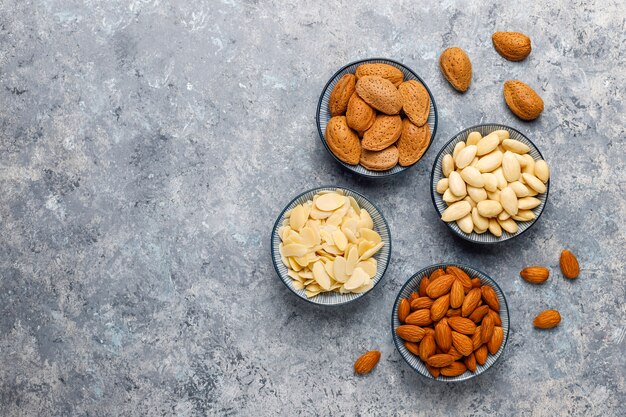 Almendras frescas crudas con cáscara, sin cáscara, rodajas de almendras, vista superior