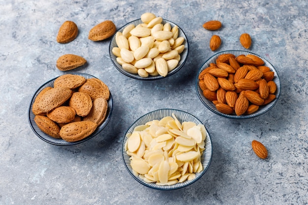 Almendras frescas crudas con cáscara, sin cáscara, rodajas de almendras, vista superior