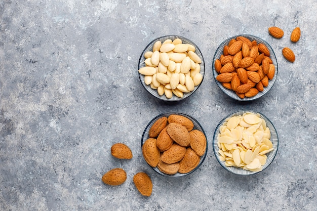 Almendras frescas crudas con cáscara, sin cáscara, rodajas de almendras, vista superior