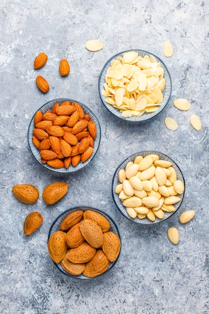 Almendras frescas crudas con cáscara, sin cáscara, rodajas de almendras, vista superior