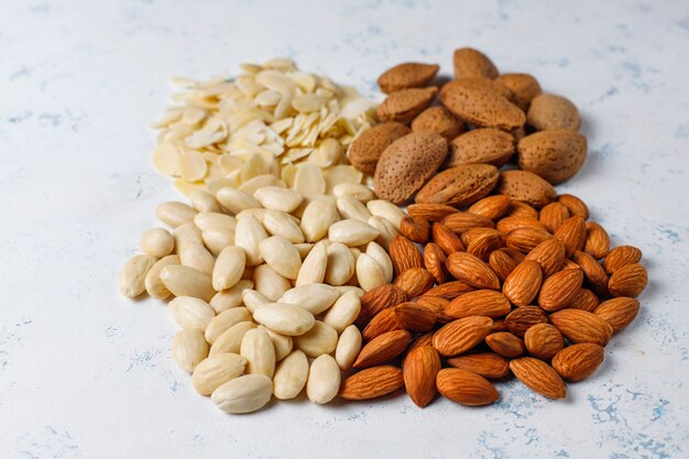 Almendras frescas crudas con cáscara, sin cáscara, rodajas de almendras, vista superior