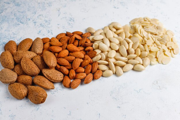 Almendras frescas crudas con cáscara, sin cáscara, rodajas de almendras, vista superior