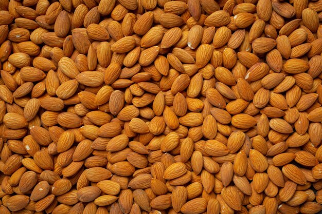 Almendras orgánicas frescas sobre fondo oscuro