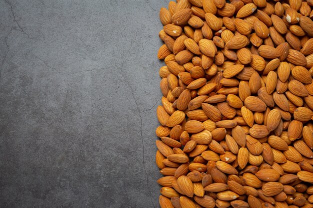 Almendras orgánicas frescas sobre fondo oscuro