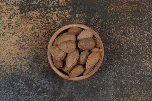 Almendras peladas orgánicas en cuenco de cerámica.