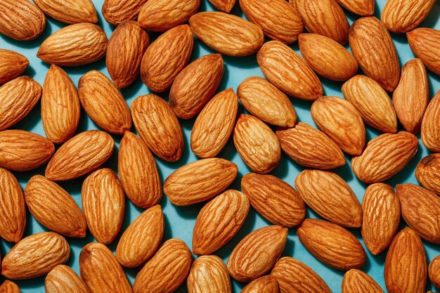 Almendras en turquesaPrimer plano de almendras en una superficie azul