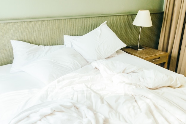 almohada blanca en la cama