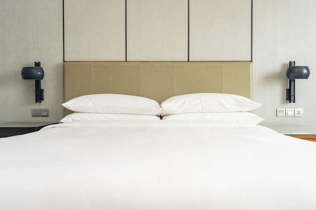 Foto gratuita almohada blanca cómoda decoración interior del dormitorio