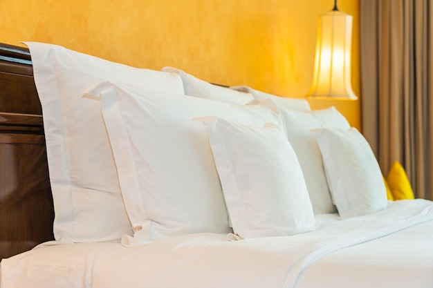 Almohada blanca en el interior de la decoración de la cama del dormitorio