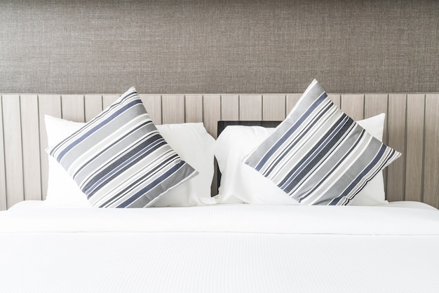 Foto gratuita almohada en la cama de decoración en el dormitorio
