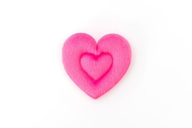 almohada del corazón de color rosa sobre fondo blanco.