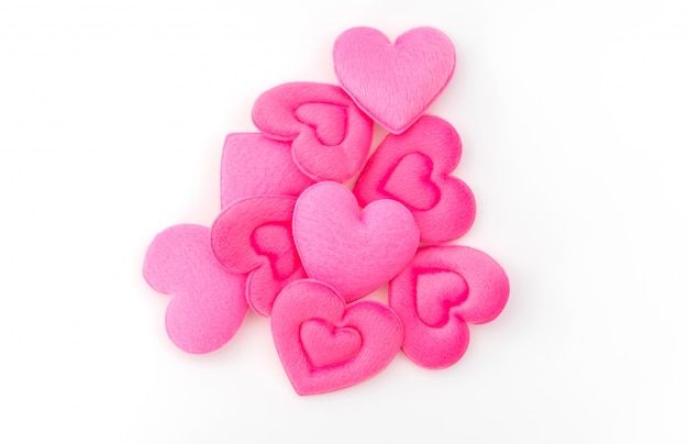 Foto gratuita almohada del corazón de color rosa sobre fondo blanco.