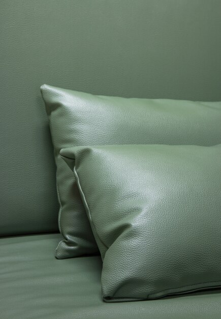 Almohada de cuero verde en el sofá