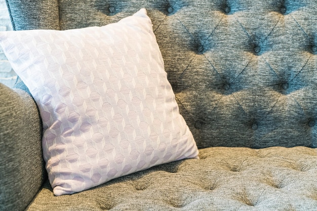 Almohada en la decoración del sofá en la sala de estar
