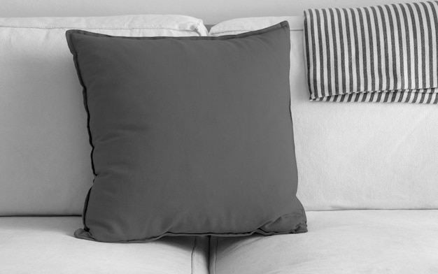 Almohada gris sobre sofá blanco