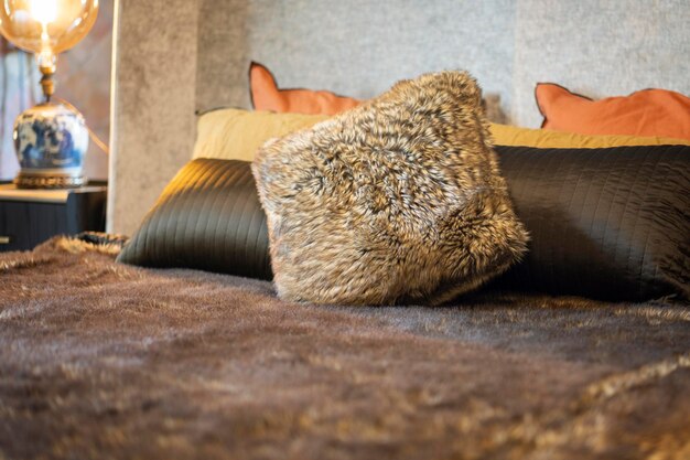 Almohadas en una cama en un dormitorio de lujo