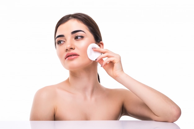 Almohadilla de algodón mujer concepto cosmético clen piel maquillaje belleza cara aislado