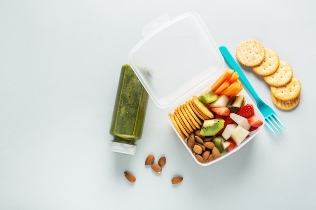 Almuerzo para acompañar frutas en caja.