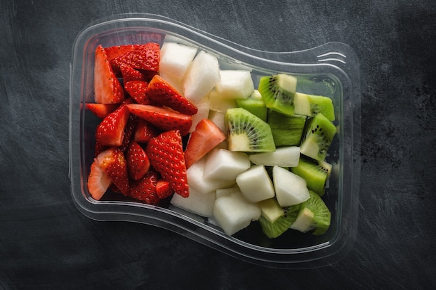 Foto gratuita almuerzo para acompañar frutas en caja.