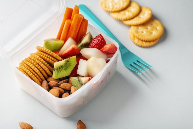 Almuerzo para acompañar frutas en caja.