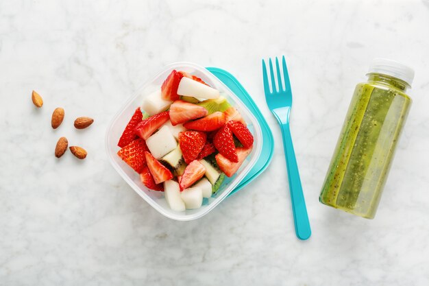 Almuerzo para acompañar frutas en caja.