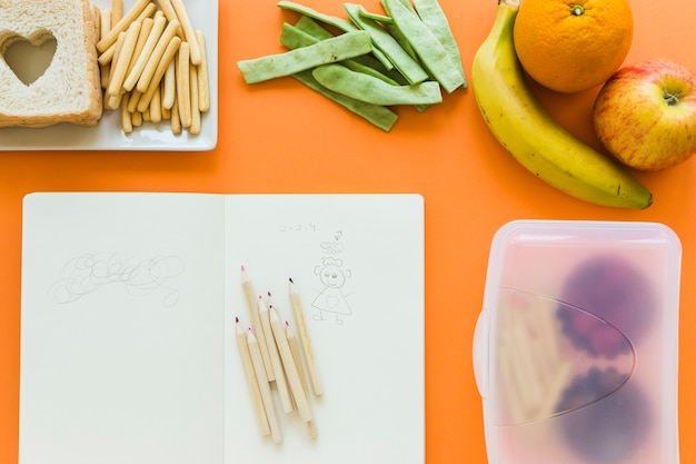 Almuerzo comida cerca de Bloc de notas con garabatos