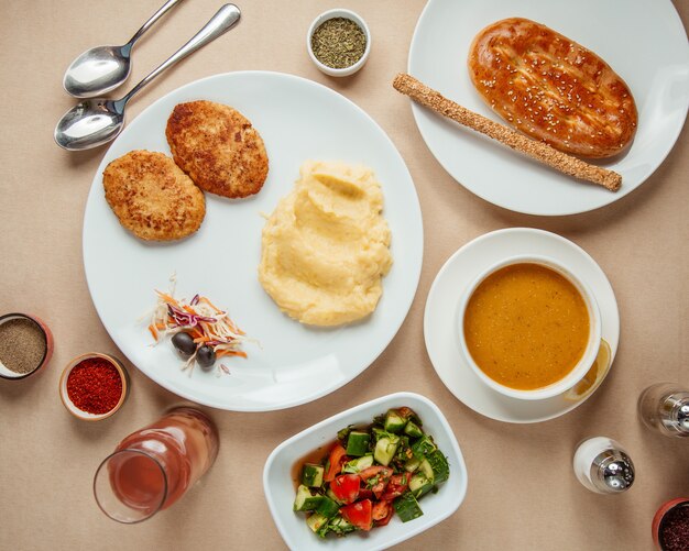 Almuerzo conjunto choban ensalada chuletas de sopa de lentejas con compota de papa puré