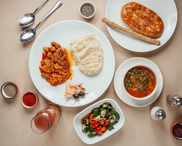 Foto gratuita almuerzo conjunto chocan salat borschc carne con puré de papa vista superior