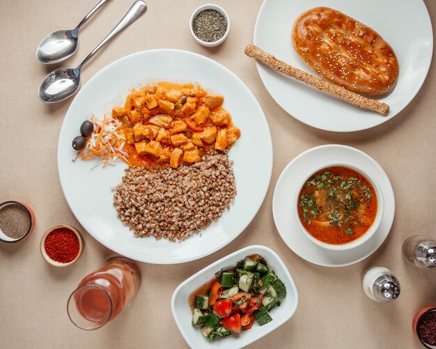 Almuerzo conjunto ensalada choban alforfón borsch con vista superior de pollo