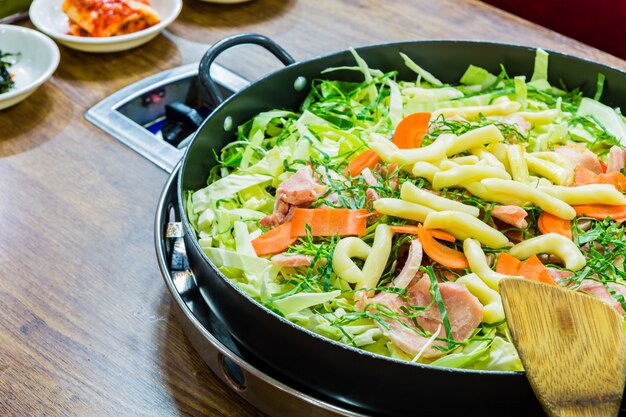 Almuerzo delicioso con repollo y zanahorias