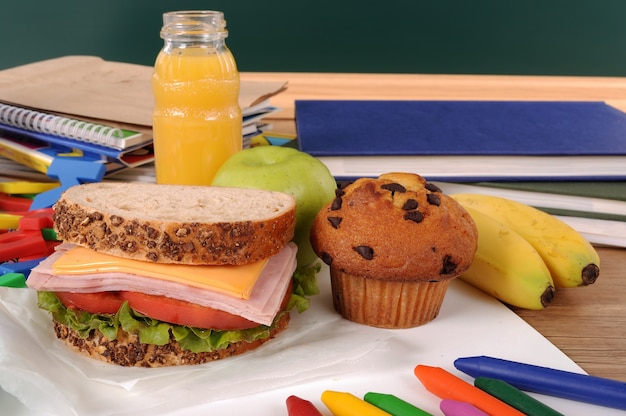 El almuerzo escolar en el escritorio del aula