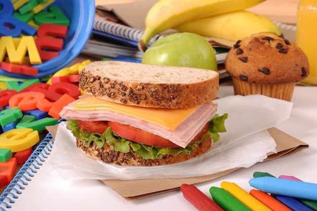 El almuerzo escolar en el escritorio del aula