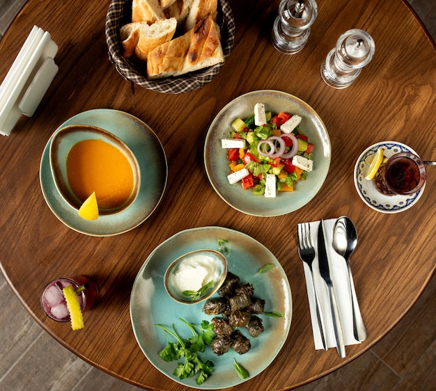 Almuerzo de negocios consistente en ensalada de sopa y plato principal.