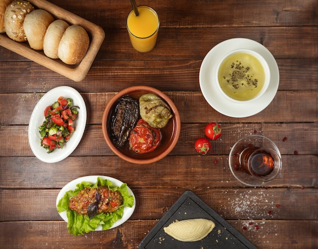 Almuerzo de negocios con ensalada de sopa y dolma